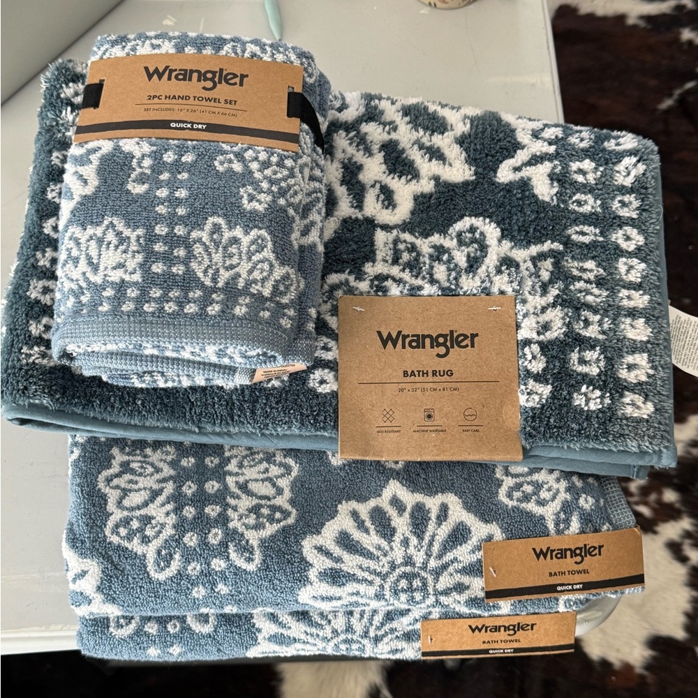 Wrangler light Blue flower bandana patterned towels and bath mat set - NWT - Picture 2 of 13